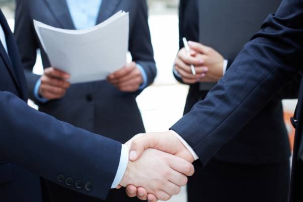  handshake businessteam deal agreement